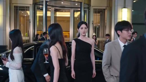 前夫当众求复婚,首富男友霸气护妻