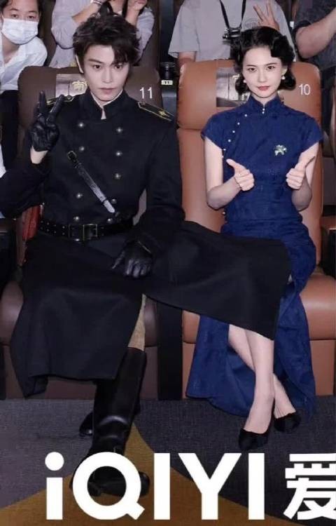师傅,我是不是也可以!不管了…有没有递本子的…想看俩人搭戏