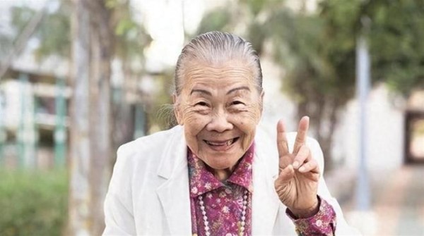 TVB御用婆婆许碧姬95岁生日，退圈8年深居简出，宣萱念旧情送祝福