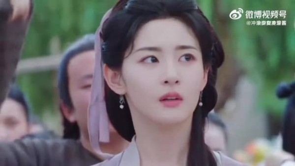 眼光毒辣,她发狠瘦下真的漂亮,她其实很美,只是眼神没有光罢了