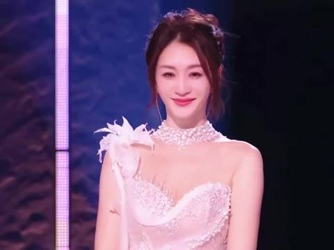 李小冉唱歌进步得也太明显了吧,上次听她还紧张,这次已经能稳住了
