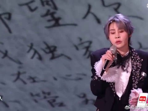 王濛香肠嘴造型引热议,浪姐直播现搞笑瞬间