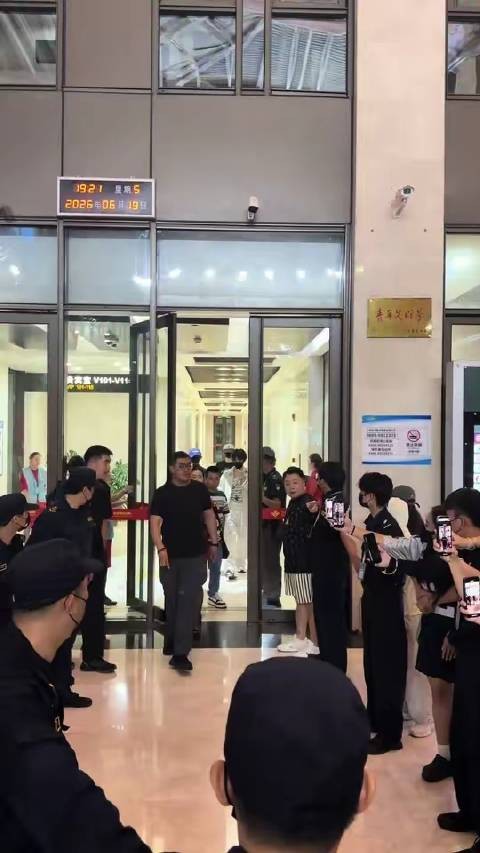 追星现场直击！三亚凤凰机场偶遇明星，快来看看这位是谁？