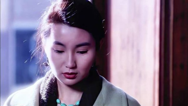 志伟暖心安抚孤单女主,两人暧昧升温现亲密瞬间