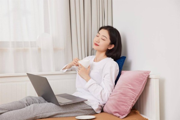 结了婚的女人，要是由着你这么碰她，那肯定是对你有意思