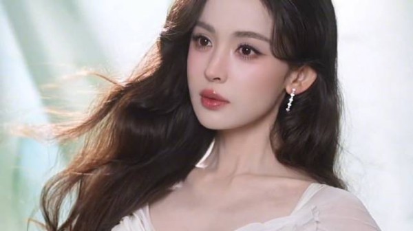 感觉娜扎如今的美貌早已经超越颜值巅峰期的刘亦菲，同样可以说是天仙下凡
