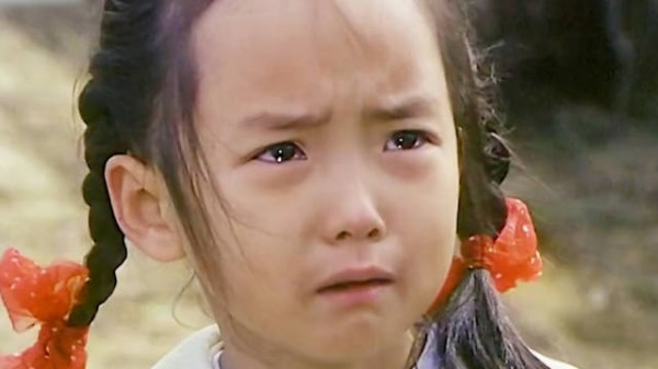 六岁女孩看见妈妈和陌生男人搂在一起，可那个人明明不是她爸爸