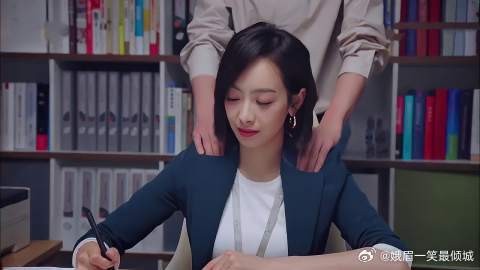 元宋给贺繁星捏肩，老总推开门乐了：收获个半大儿子