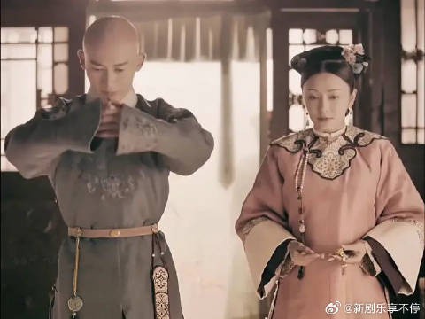 就是这个封建制度给她的责任和义务,把她束缚