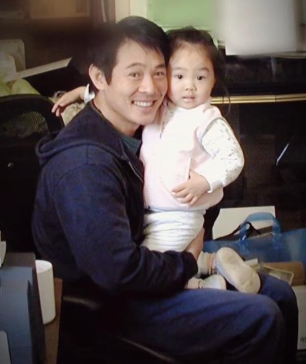 李连杰父亲节罕晒与四女儿早期合照:我陪你们长大,你们陪我变老