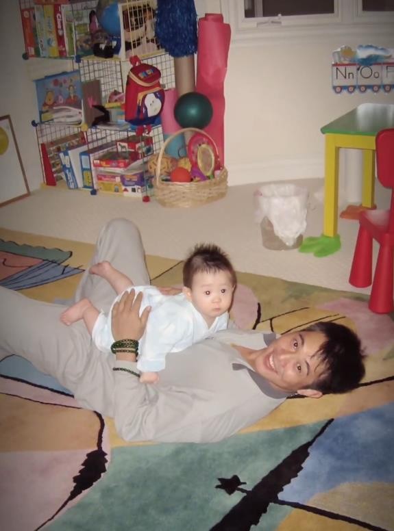 李连杰父亲节罕晒与四女儿早期合照:我陪你们长大,你们陪我变老