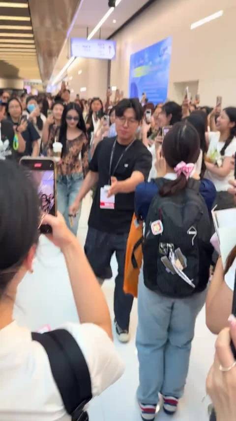周洁琼惊喜现身I.O.I十周年演唱会,默默支持昔日队友