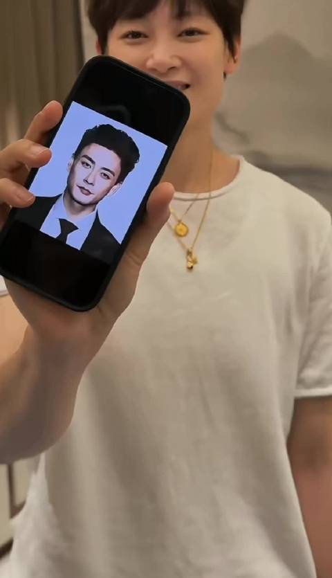 黄宗泽也是好起来了，能跟妞姐勾肩搭背拍视频