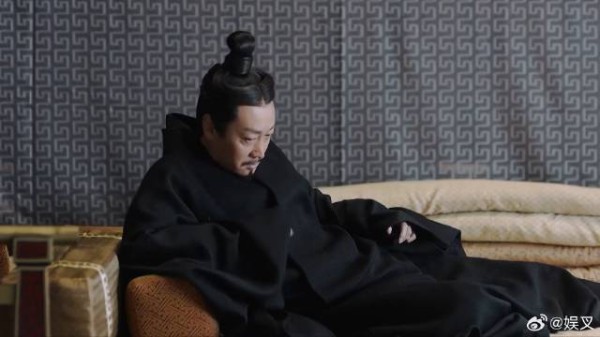 才解决宫变，秦王拖着病躯也要阅兵 并且立马立嬴政为太子