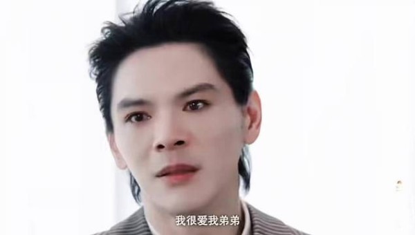 向佐纠正易立竞称其成长于父母亲家庭