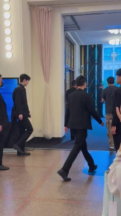 张凌赫这个衣服背面完全是公主披风来的，还有蝴蝶结屁帘，有点可爱啊！