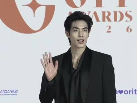 宋威龙釜山领奖念韩语引爆韩网,782万票断层第一