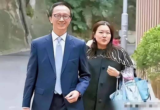74岁梁锦松拄拐两年,48岁伏明霞从容相伴