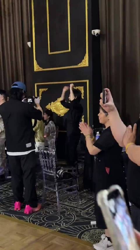 孙俪现身女儿芭蕾舞会全程紧张跟拍,散场后蹲地整理舞裙