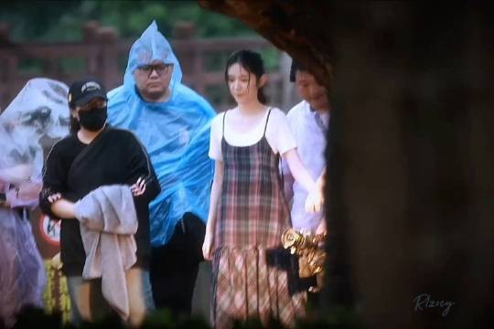 周也胡先煦穿情侣装亮相,雨季海报曝光