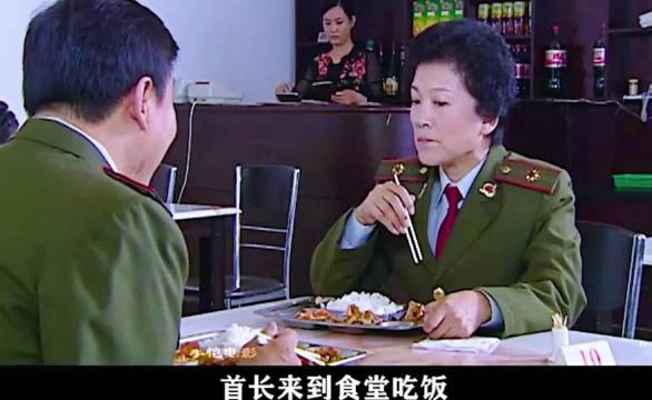 首长去食堂吃饭,发现黑心食堂不仅用死猪肉做菜,还仗着有背景死不悔改
