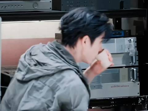 你俩有点暧昧了哈,这么快就是喝同一杯奶茶的关系了