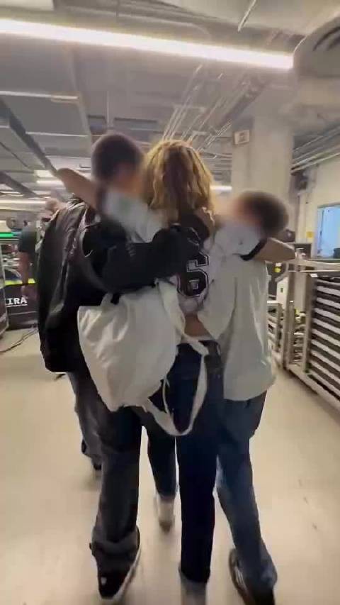 夏奇拉和儿子一起看阿根廷比赛，13岁的儿子比妈妈还高