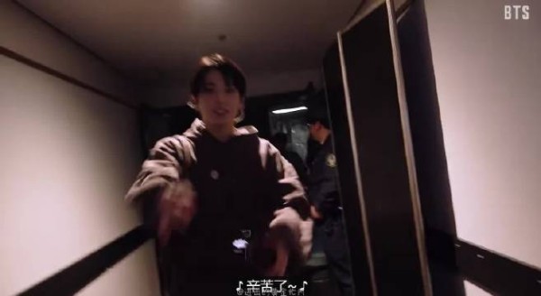 就这么萌萌地唱着辛苦颂怼到镜头前面qqqq