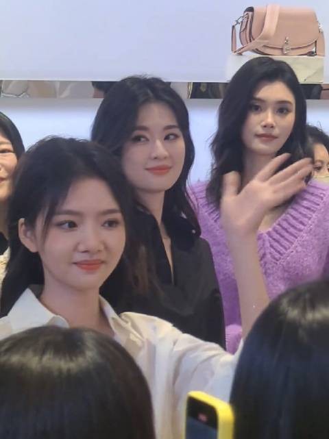 任敏乔欣奚梦瑶美女同框好养眼啊,挨个打招呼好乖