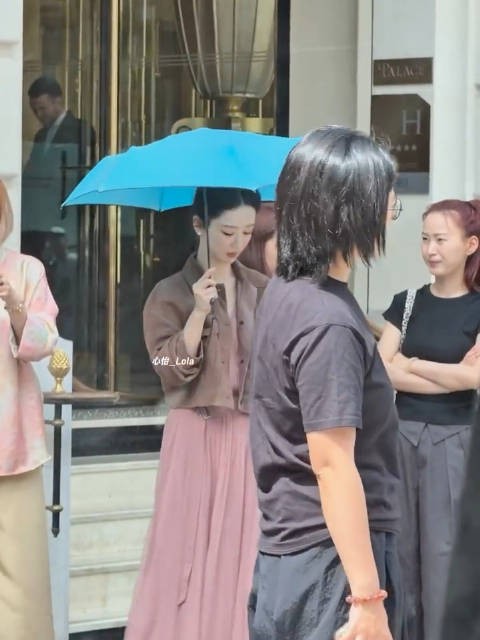 杨紫巴黎大光明粉裙路透!白到发光了