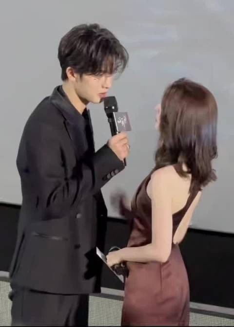 朱正廷哈妮克孜见面会搂腰互动甜度爆表
