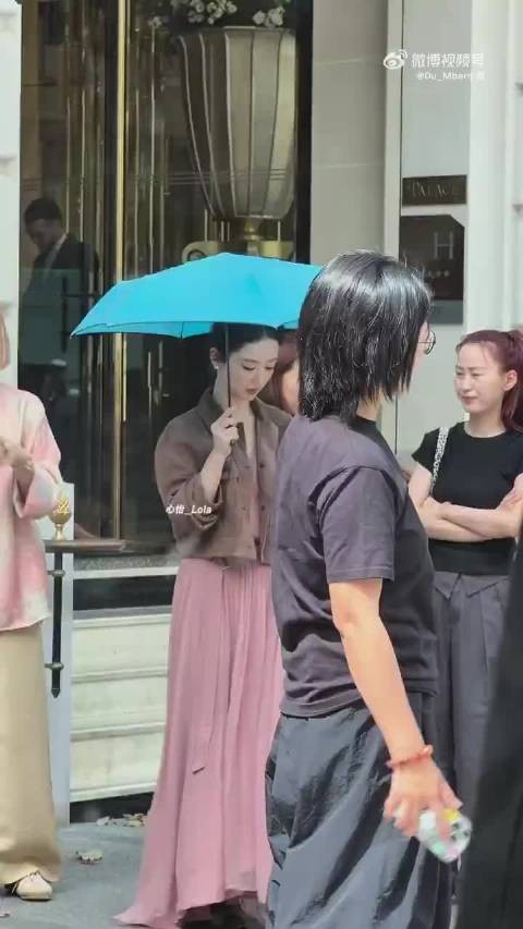 终于看到巴黎的杨紫了～这个造型没见过哎
