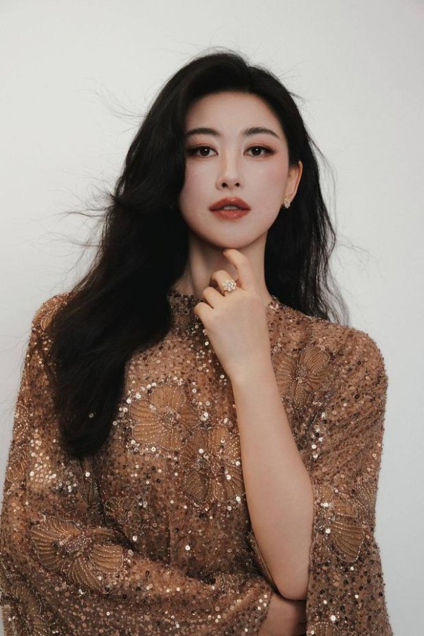 朱珠大波浪黑发蓬松,浓艳红唇优雅端庄。