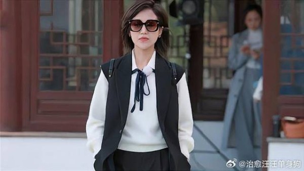 鲍蕾穿私服插兜走秀,一双笔直大长腿,难怪迷倒校草的陆毅!