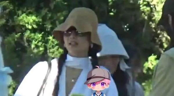王鸥带女儿公园野餐被偶遇！素颜抱娃满脸温柔，这状态根本不像孩子妈！