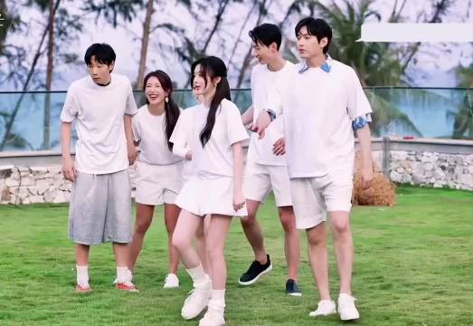半熟恋人爆改跑男引热议，嘉宾撕名牌现反差感