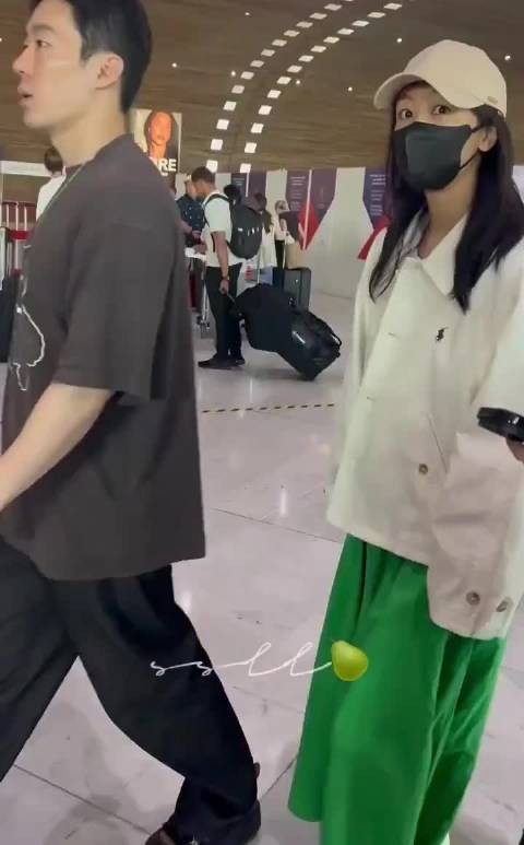 杨紫回程参加白玉兰活动,白配绿她穿上怎么那么好看呢