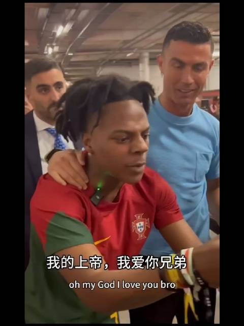 网红Speed跪地示爱C罗,展示偶像纹身