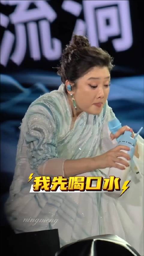 凤凰传奇广州演唱会给这俩人热够呛,曾毅满头大汗妆花了,玲花直接拿衣服擦汗