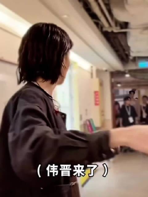 曾沛慈黄伟晋见面互怼展现深厚友情