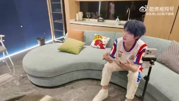 2026PEL夏季赛花絮:福福与小歌憨态互动,猫师傅一旁观看反应成焦点