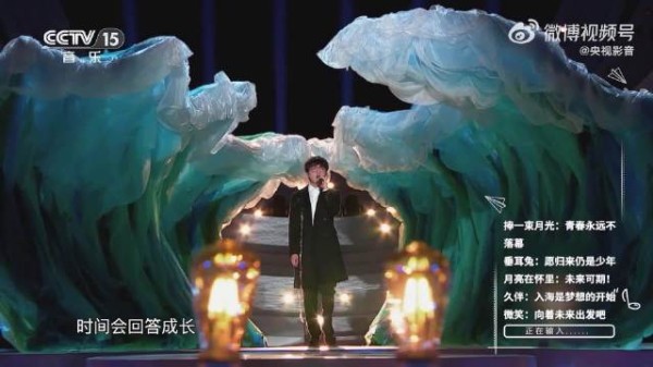 “时间会回答成长/成长会回答梦想/梦想会回答生活/生活回答你我的模样”