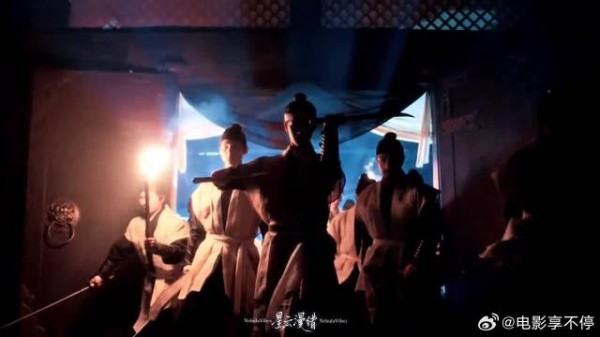 “双刀出鞘，银白弧光”