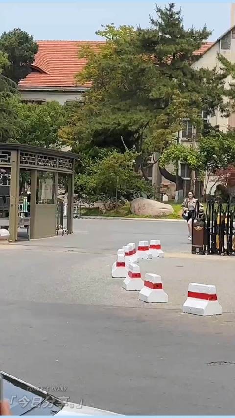关晓彤随性穿搭小跑现身，灵动鲜活烟火气十足