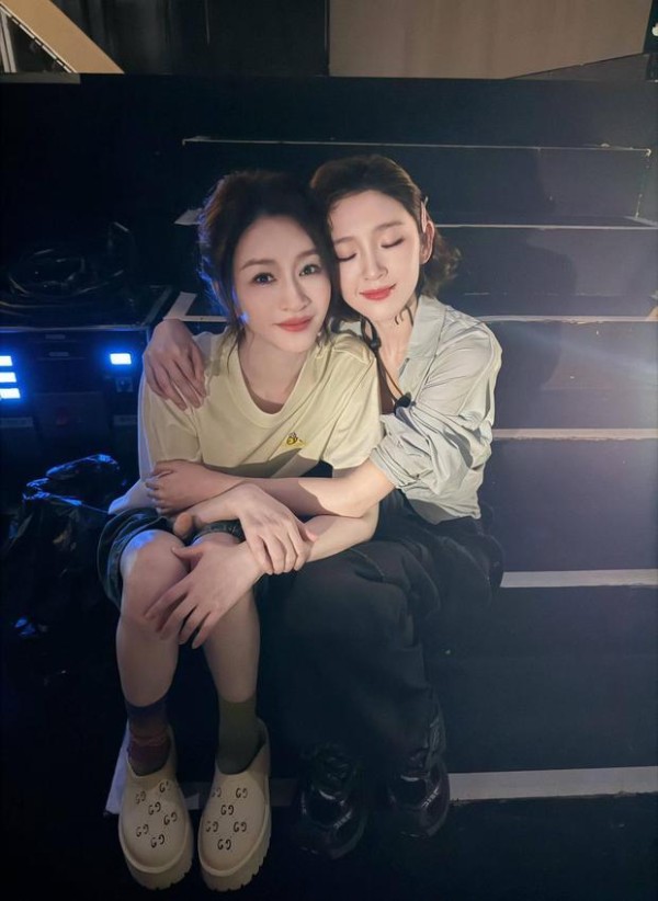 李小冉与唐艺昕姐妹情深。
