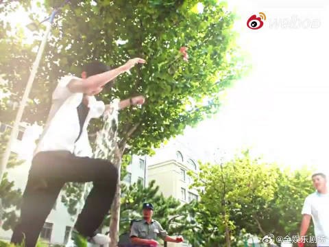 从唱跳舞台发光到荧幕塑造鲜活角色，新华社专访记录周柯宇完整成长轨迹