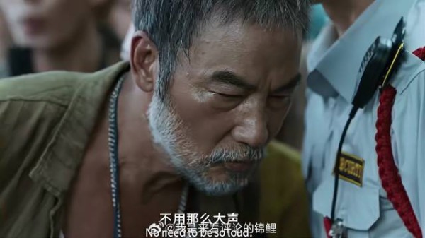 大叔想以身涉险换人质 哪想劫匪小心谨慎，立马断了念想