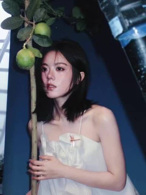 赵今麦夏日白裙造型清新治愈，蜻蜓配饰点睛
