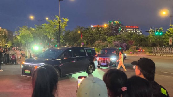 肖战亮相上海电视节白玉兰奖荣耀之夜
