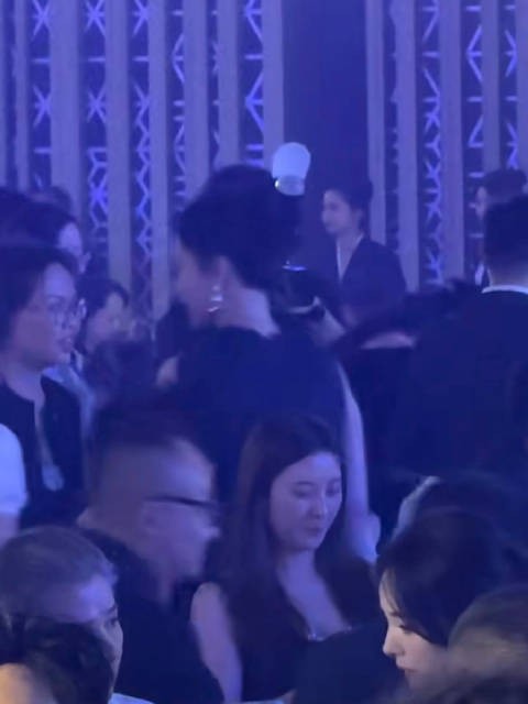晚宴上的杨紫好亮眼 在聊什么呀